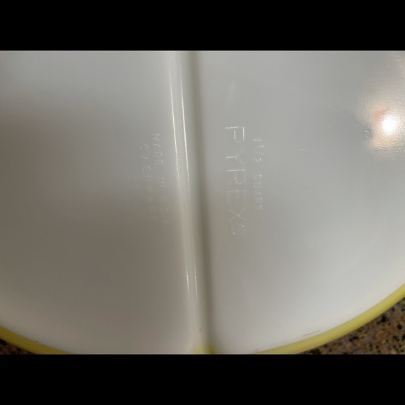 Vintage Pyrex Dish - Picture 4 of 4